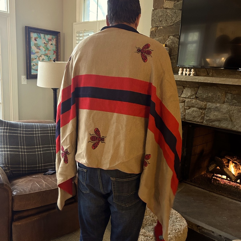 Reversible Bee Patterned Wrap - image 1